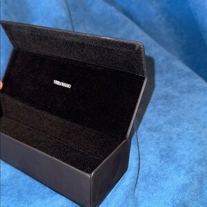 Vera Wang Elegant Black glasses Case